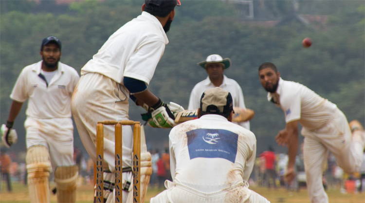 Locals spelen cricket in Mumbai