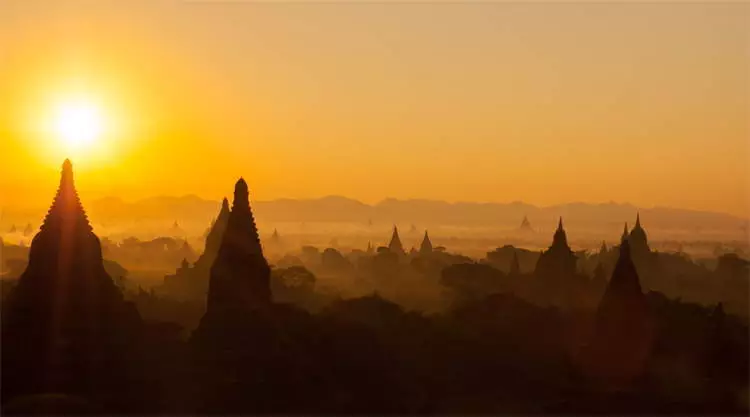 Tempsl van Bagan bij zonsopgang