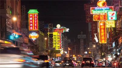 Yaowarat Road, Chinatown, 's avonds, neon verlichting