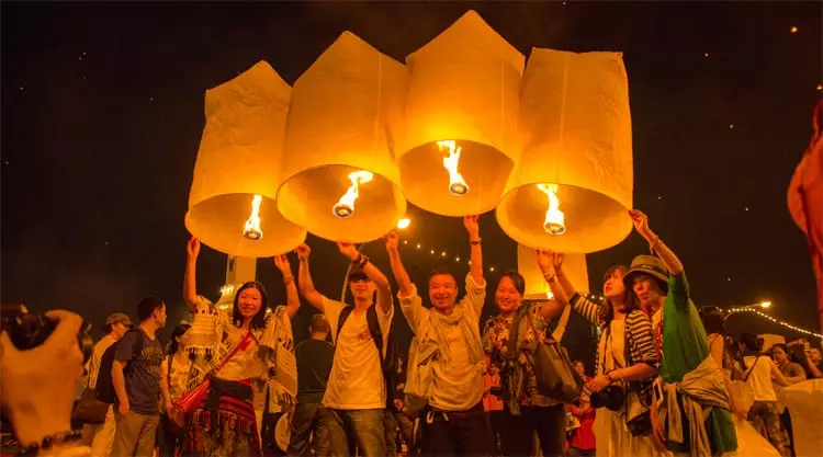 Groep mensen, lampionnen, oplaten, Loy Krathong, Yi Peng Festival