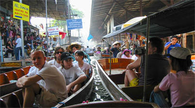 Bezoekers in bootjes, floating market, damnoen saduak drijvende markt