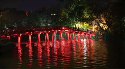 Rode brug in het Hoa Kiem meer tips Hanoi