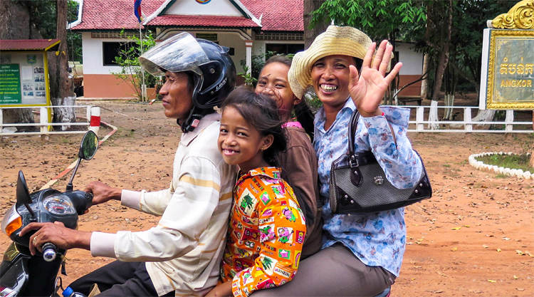Familie op scooter in Cambodja Siem Reap