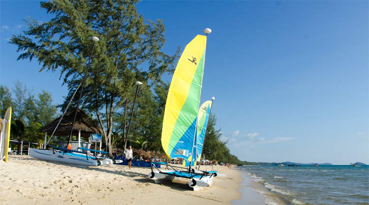 Catamaran op het strand bij Sihanoukville