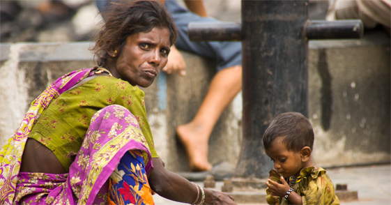 Vrouw met kind in Colaba Mumbai