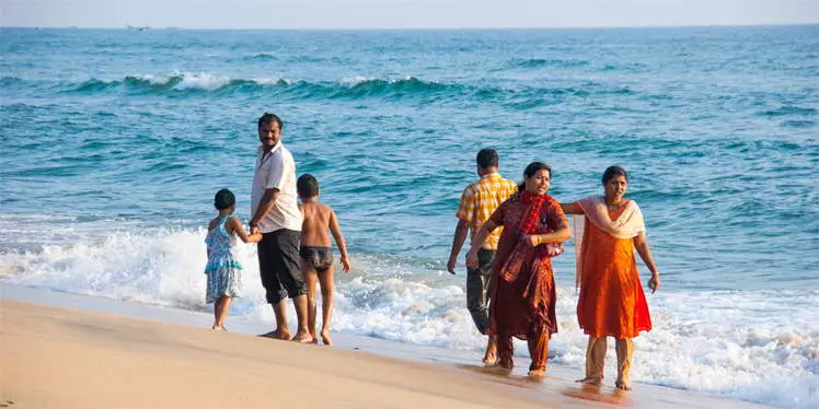 images/foto-india/varkala-familie-in-branding-748x374.webp