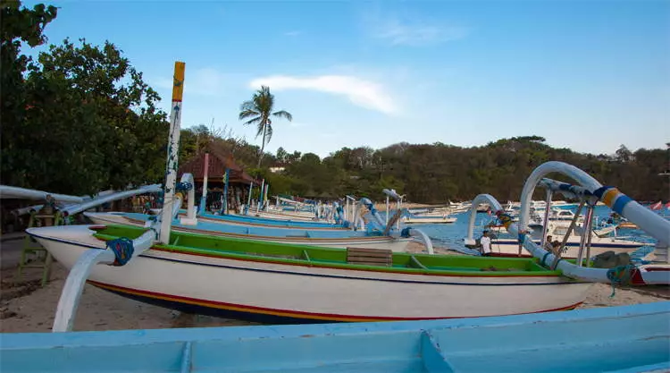 Strand van Padang Bai op Bali