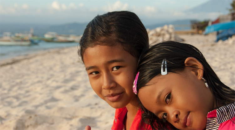 Kinderen op het strand van Nusa Lembongan