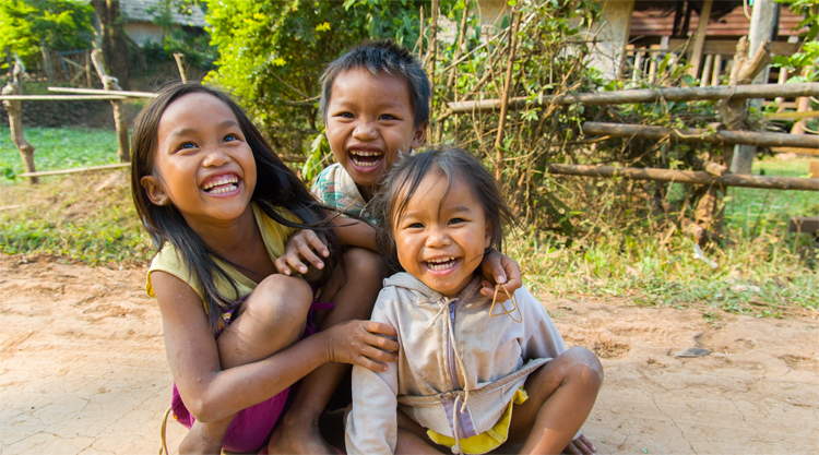 Spelende kinderen in Tad Lo Laos