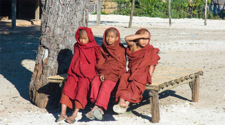 Moniken bij Kalaw in Myanmar