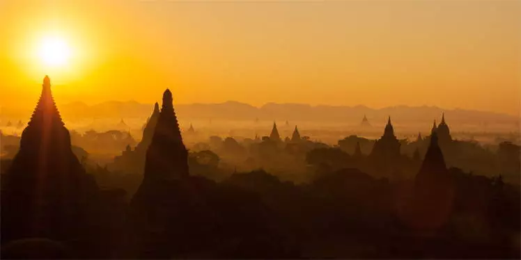 Zonsopgang bij Bagan in Myanmar