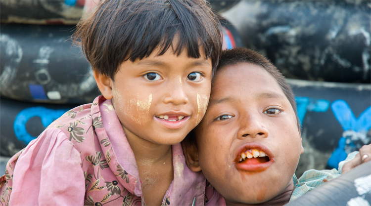 Kinderen uit Myanmar op het strand van Chaungtha Beach