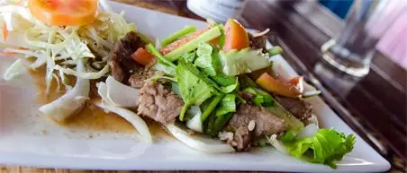 10 must eats Thailand - Thai beef salad bij Sawasdee House