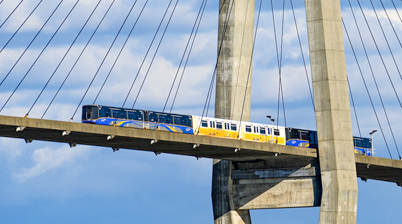 Rijdende skytrain op een brug in Bangkok