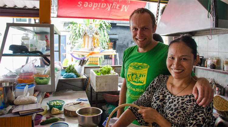 Brother Louis bij May Kaidee's cooking class in Bangkok