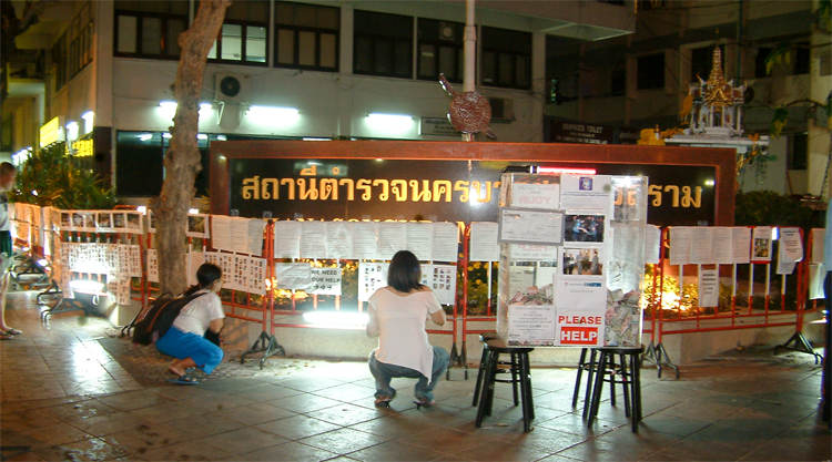 Tsunami slachtoffers gezocht bij Khao San Road in Bangkok