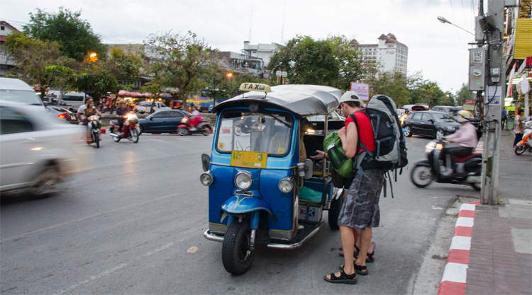 Backpackers bij een tuk-tuk in Chiang Mai