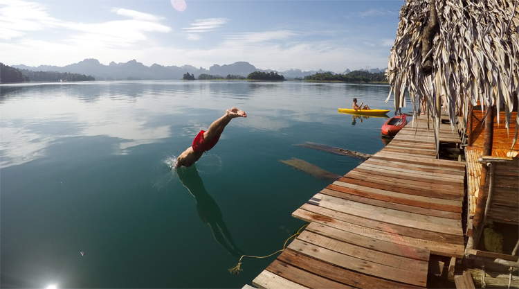 Khao Sok National Park, backpacker neemt duik in het Cheow Lan meer
