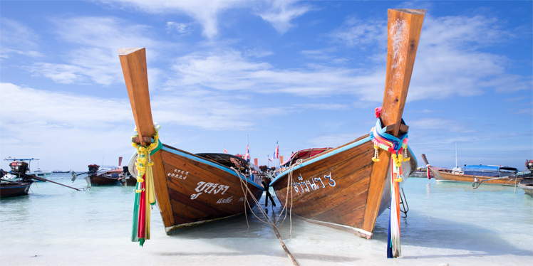 Twee longtail boten op Pattaya Beach op Koh Lipe in Thailand