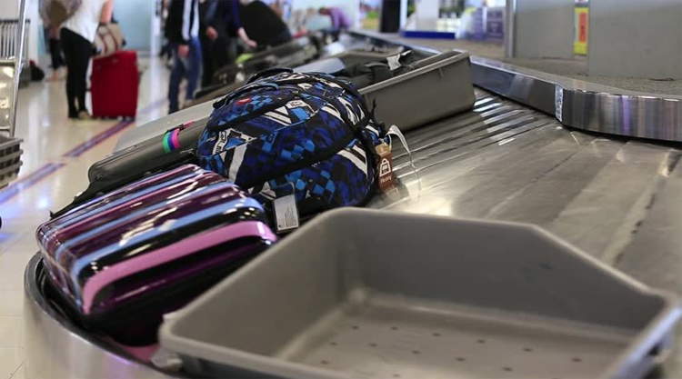 Bagage op bagageband op een vliegveld