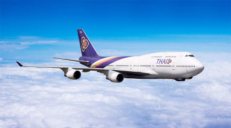 Vliegtuig van Thai Airways in de lucht