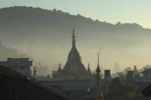081-myanmar-kalaw-aung-chang-naung-zedi-ochtendmist