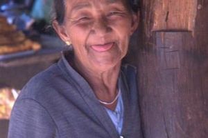 129-myanmar-vrouw-steekt-toch-uit