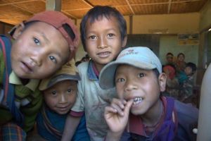 190-myanmar-kinderen-krijgen-les-hilltribe-village