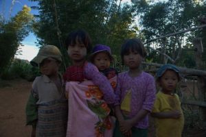 210-myanmar-kinderen-hilltribe-village