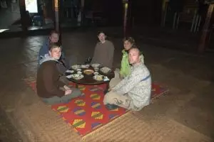 216-myanmar-ontbijten-in-klooster