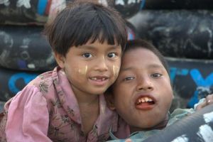 702-myanmar-chaungtha-beach-zonsondergang-kinderen
