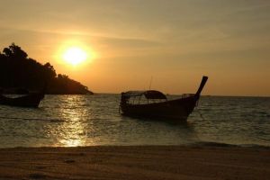 738-thailand-koh-lipe-longtailboot-sunrise-beach