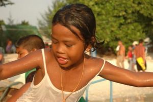 748-thailand-koh-lipe-pattaya-beach-spelende-kinderen