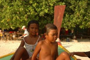 749-thailand-koh-lipe-pattaya-beach-spelende-kinderen