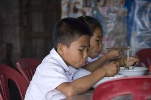 028-laos-pakse-etende-kinderen