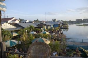 416-cambodja-phnom-penh-uitzicht-floating-island-guesthouse