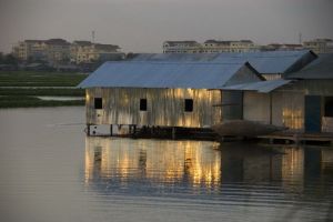 433-cambodja-phnom-penh-uitzicht-floating-island-guesthouse