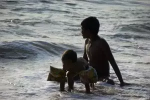 125-spelende-kinderen-branding-verkala-kerala